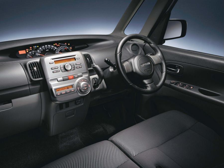  Daihatsu Tanto Custom 2007 года  (фото 2 из 6)